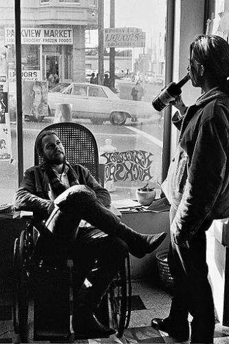 340px-Drinking-and-talking-at-Frederick-and-Stanyan_0484_Chuck-Gould