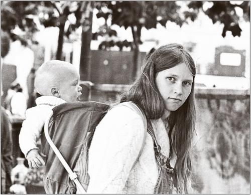 Haight-Ashbury-in-the-Sixties-Young-Mother-Child